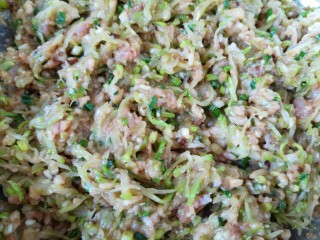 13、冰花锅贴,锅贴馅完成。