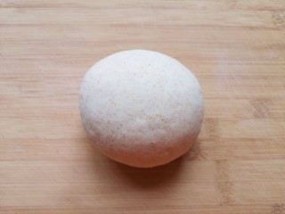 14、冰花锅贴,醒好的面团揉光。