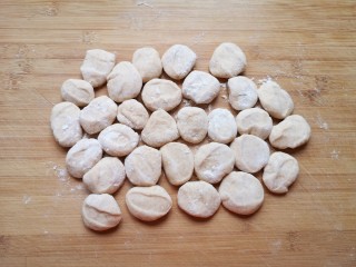 15、冰花锅贴,搓成长条状,分成小剂子压扁。