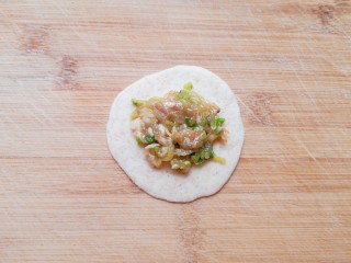 17、冰花锅贴,取一个锅贴皮,放上肉馅。