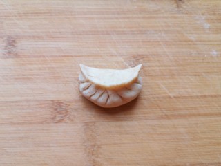 18、冰花锅贴,像包饺子一样包好。