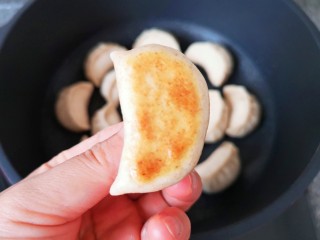 22、冰花锅贴,中火煎至锅贴底部焦黄。