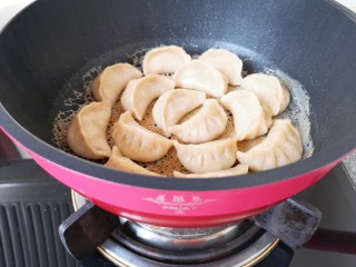 26、冰花锅贴,转小火烧至焦黄,锅贴就熟了。