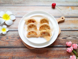 27、冰花锅贴,取出装盘。