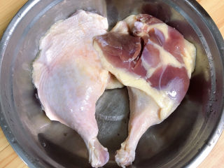 1、红烧鸭肉,鸭肉蛋白质含量比畜肉含量高得多，而且润燥养胃，止咳化痰。