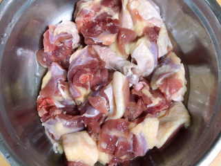 2、红烧鸭肉,将鸭腿剁成小块。