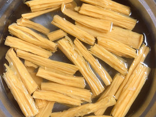 4、红烧鸭肉,提前浸泡腐竹。