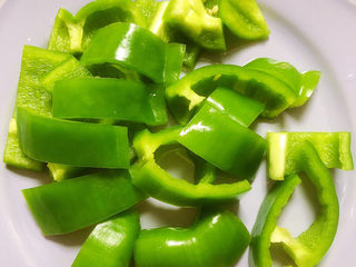 5、红烧鸭肉,准备好青椒，切好待用。