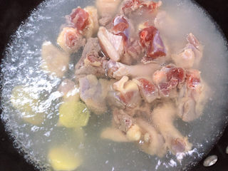 6、红烧鸭肉,锅中烧开水，放入鸭腿肉、姜片煮2-3分钟。