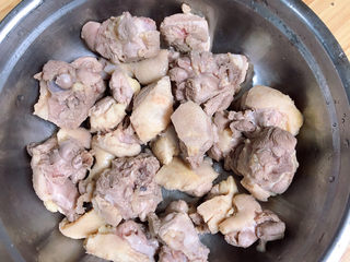 7、红烧鸭肉,鸭肉捞出洗净待用。