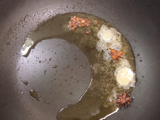 8、红烧鸭肉,锅中倒入油，放入白糖、花椒、大料，煸香。