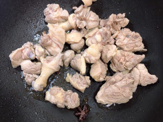 9、红烧鸭肉,放入鸭肉翻炒均匀。