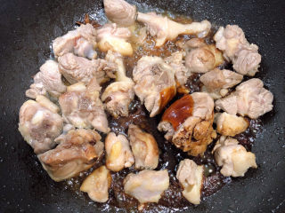 10、红烧鸭肉,放入料酒、耗油、酱油，翻炒均匀。