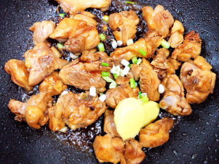 11、红烧鸭肉,加入葱姜翻炒均匀。