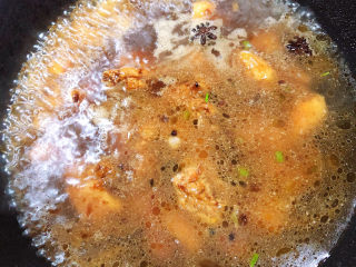 12、红烧鸭肉,倒入1000ml水，烧开锅后，盖盖儿中火炖30分钟。