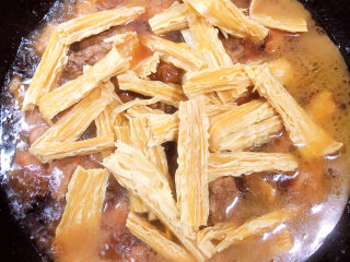 13、红烧鸭肉,鸭肉炖30分钟后，加入腐竹。