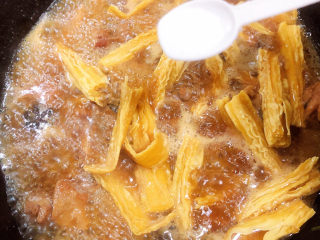 14、红烧鸭肉,放入一少盐，继续炖20分钟。