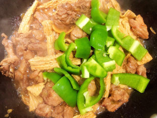 15、红烧鸭肉,再放入青椒翻炒均匀。