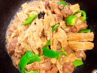 16、红烧鸭肉,2分钟左右收汁即可出锅了。