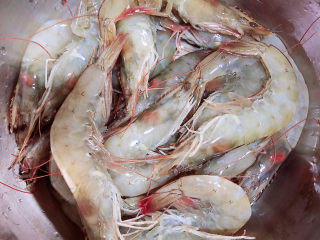 1、红烧虾,准备好大虾。