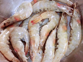 2、红烧虾,剪掉虾须、挑去虾线。