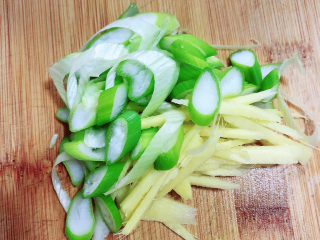 3、红烧虾,准备好葱姜，切好待用。