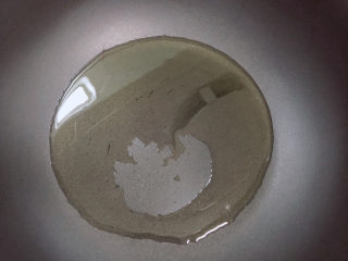 4、红烧虾,锅中倒入油，加热五成热。