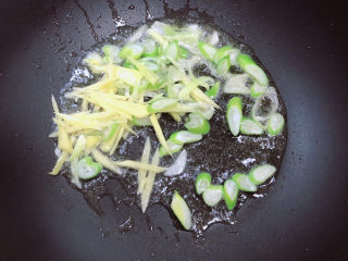 5、红烧虾,放入葱姜煸香。