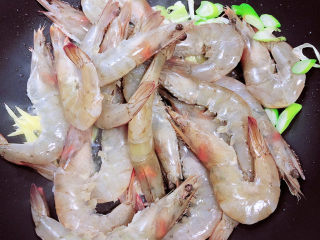 6、红烧虾,放入大虾爆炒。