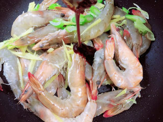 7、红烧虾,倒入蚝油翻炒均匀。