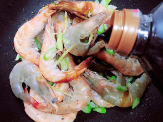 8、红烧虾,倒入生抽，翻炒均匀。