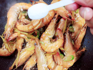 9、红烧虾,加入盐。