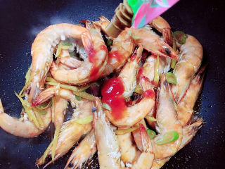 10、红烧虾,加入番茄沙司。