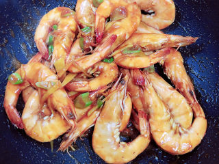 11、红烧虾,倒入50ml水，盖盖儿焖3分钟。