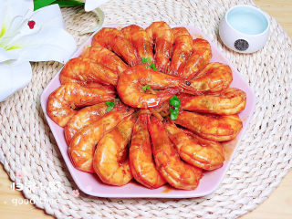 13、红烧虾,摆盘上桌了，红烧大虾是不是很有食欲！