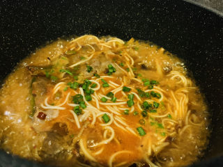 1、麻辣牛肉面,这是快出锅的麻辣牛肉面，下面一起看看具体做法：