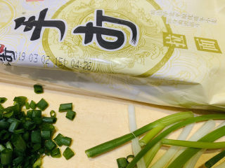 2、麻辣牛肉面,手打拉面1包待用；