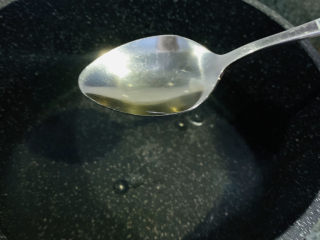 3、麻辣牛肉面,锅里先倒入清水，加少许油，这样煮出来的面比较顺滑；