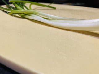 4、麻辣牛肉面,葱先洗净；