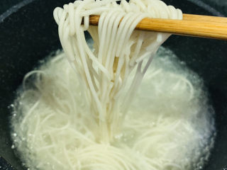 5、麻辣牛肉面,水烧开，把面放进去捞熟；