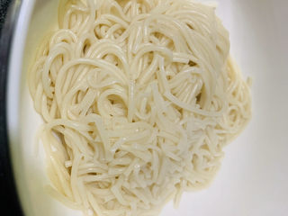 6、麻辣牛肉面,夹起先碗里，待用；