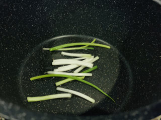 7、麻辣牛肉面,锅里加一勺油，先把葱白炒香；