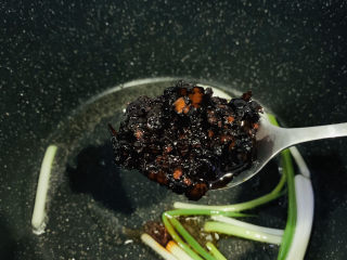 8、麻辣牛肉面,加老干妈酱，转中小火炒香；