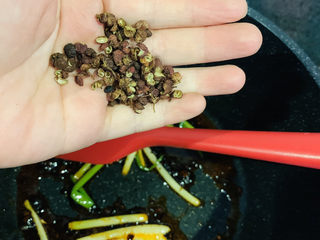 9、麻辣牛肉面,加花椒1把，小火，炒香，火不要太大，可以避免烧糊；