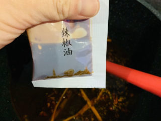 11、麻辣牛肉面,烧开汤底，加辣椒油；