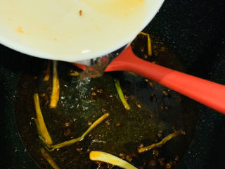 10、麻辣牛肉面,加1碗清水，转大火煮开；