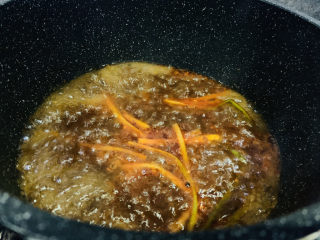 12、麻辣牛肉面,煮开汤底；