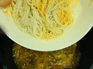 14、麻辣牛肉面,牛肉卷煮熟，加捞好的面条；