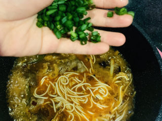 15、麻辣牛肉面,撒葱粒；