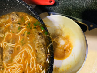 16、麻辣牛肉面,加少许盐和味精，起锅；